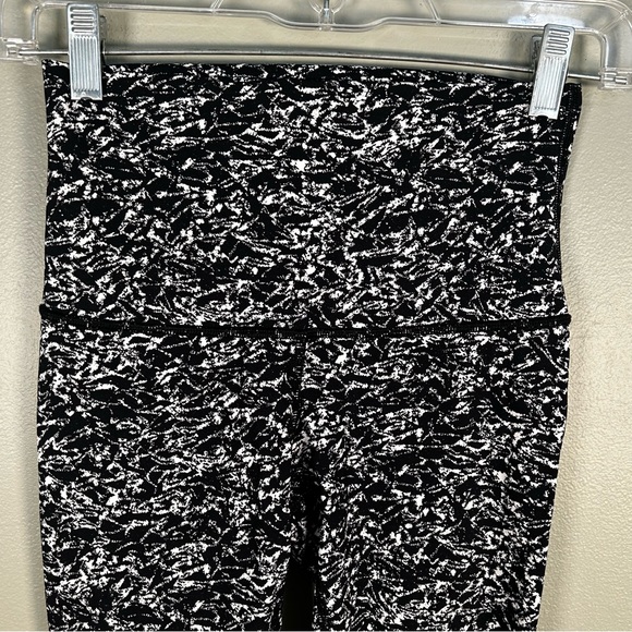 Lululemon wunder under ice breaker size 4 leggings black white 27” - Picture 4 of 11